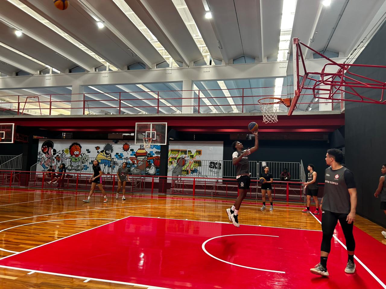 Na imagem, atletas de basquete 3x3 do Centro Olímpico de Treinamento e Pesquisa.